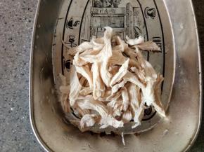 鸡胸肉煮熟以后也撕成条状