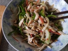 把处理好的食材放在碗里，调入食盐、香油和花椒油