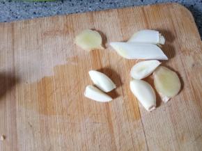 蒜切片，葱切段，姜切片