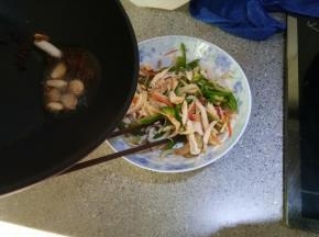 把炸好的热油淋到菜上面，挑出蒜、葱、姜和花椒，拌匀开吃