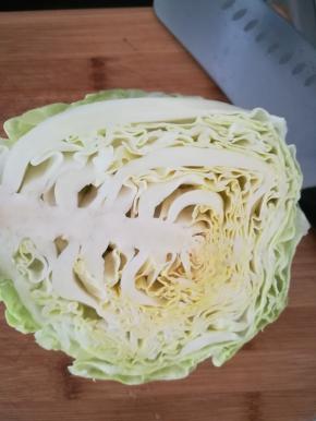 包菜洗净，切半个。