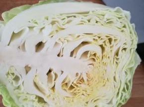 包菜洗净，切半个。