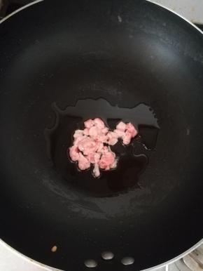 热锅先把肥油炼一下。