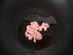 热锅先把肥油炼一下。