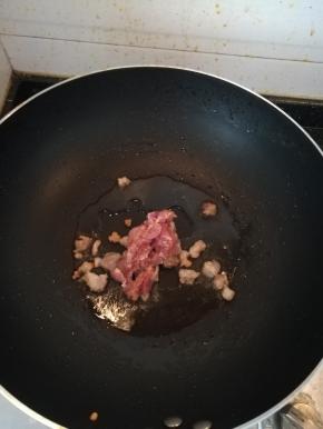 加入肉片翻炒。
