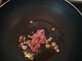 加入肉片翻炒。