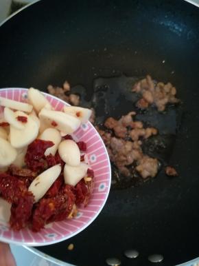 加入大蒜，干辣椒煸香。