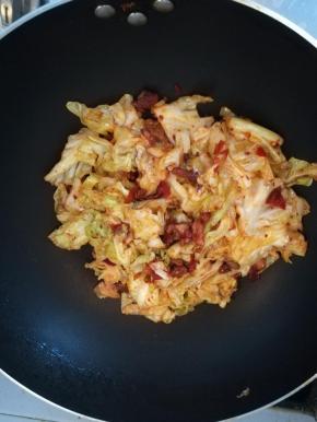 把炒好的包菜放在洋葱上。