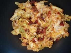 把炒好的包菜放在洋葱上。