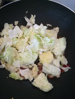 倒入包菜翻炒。