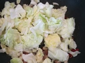 倒入包菜翻炒。
