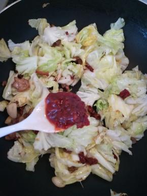 加入一勺豆瓣酱翻炒。