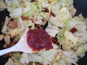 加入一勺豆瓣酱翻炒。