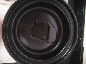 陶瓷酒精煲，煲里加油，刷匀。