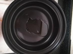 陶瓷酒精煲，煲里加油，刷匀。