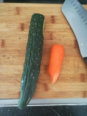 胡萝卜和黄瓜都切片。