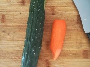 胡萝卜和黄瓜都切片。