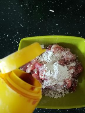 肉加淀粉和生抽搅拌均匀。