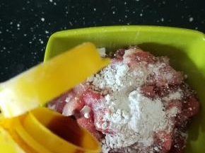 肉加淀粉和生抽搅拌均匀。