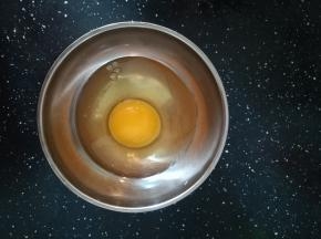 加入一个鸡蛋，打散。