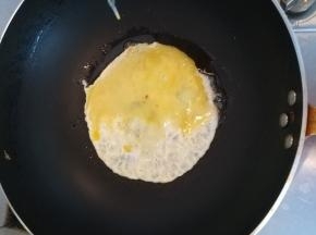 入锅，滑炒成熟，盛出，备用。