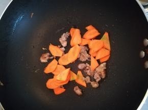 加入胡萝卜翻炒。