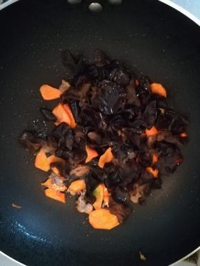 倒入泡发好的木耳。翻炒两三分钟。