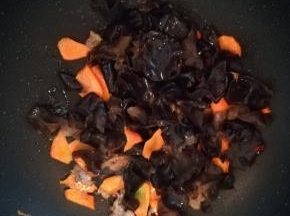 倒入泡发好的木耳。翻炒两三分钟。