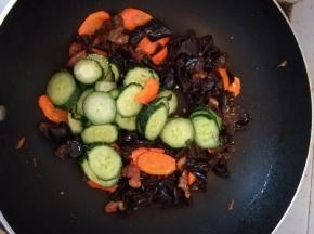 加入黄瓜，翻炒均匀。