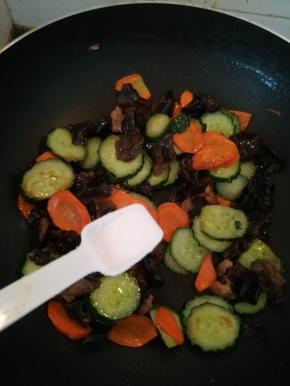 加入一点食盐调味。