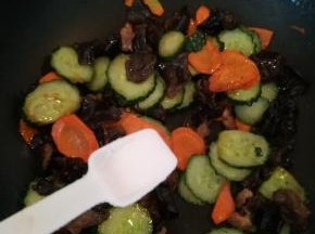 加入一点食盐调味。