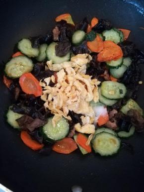 倒入炒好的鸡蛋。翻炒一到两分钟。出锅。