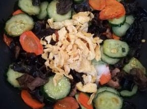 倒入炒好的鸡蛋。翻炒一到两分钟。出锅。