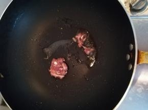 热锅热油放入肉片，滑炒。