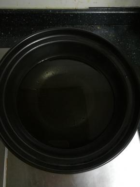 陶瓷煲内加入半锅油。烧热。