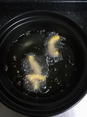 油温上去后，放入鸡柳。炸至金黄即可。