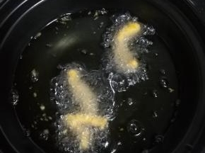 油温上去后，放入鸡柳。炸至金黄即可。