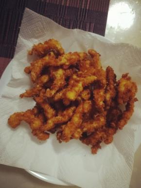 炸好的鸡柳放入厨房纸上，吸去多余油分。