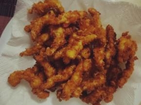 炸好的鸡柳放入厨房纸上，吸去多余油分。