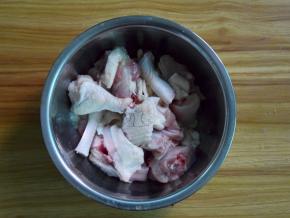 鸡块洗净加盐、料酒拌匀腌制20分钟