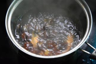 栗子放沸水中煮两三分钟