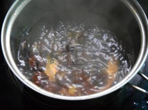 栗子放沸水中煮两三分钟