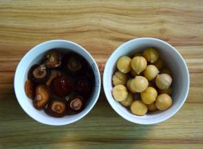 将煮过的栗子去皮；香菇洗净泡好