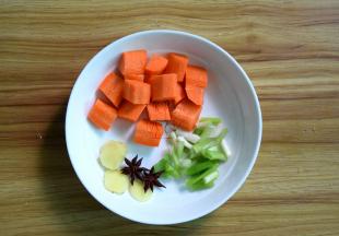 胡萝卜去皮切块；葱切末，洗净姜片八角