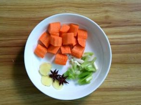 胡萝卜去皮切块；葱切末，洗净姜片八角