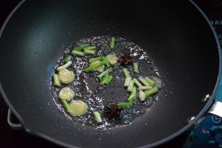 锅中加油烧热，炒香姜片葱段八角