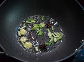 锅中加油烧热，炒香姜片葱段八角