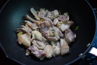 加入鸡块煎炒一会儿