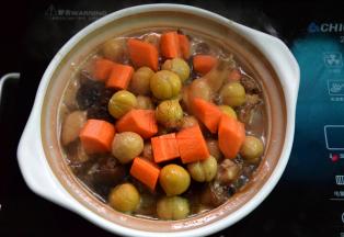 把鸡肉转入砂锅，加入栗子和胡萝卜拌匀再倒入泡香菇的水小火煲30分钟