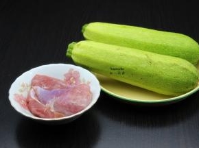 准备食材：云南小瓜、猪瘦肉 ；PS：我选择的是猪展肉比较好吃。